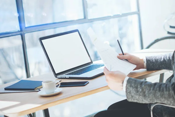 Geschäftsmann arbeitet im Büro — Stockfoto