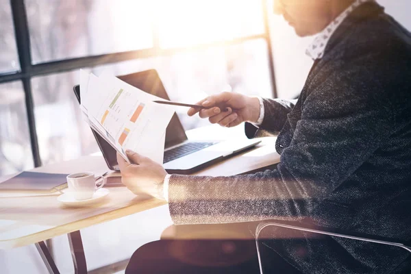 Mannenhand wijzend op laptop-trackpad. — Stockfoto