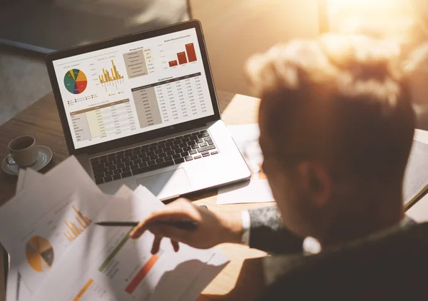 Adult banking analyst in eyeglasses working — Stock Photo, Image