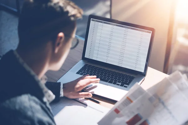 Finance analyst in eyeglasses working at office — Stock Photo, Image