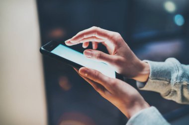 Kız işaret parmağı ekranda 