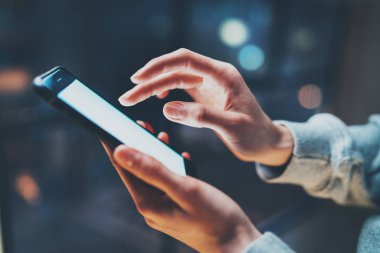 Smartphone'da işaret parmak
