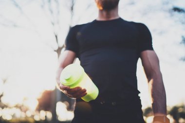 protein kokteyl ile yakışıklı sporcu 