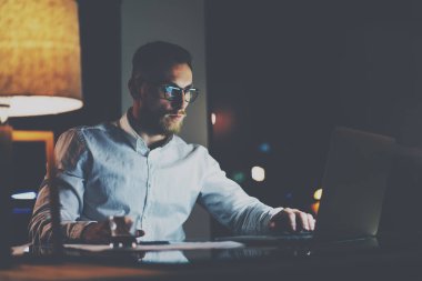 Ofiste çalışan gözlük içinde sakallı iş arkadaşı 