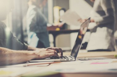 Birlikte laptop oturma sırasında kullanarak çalışan