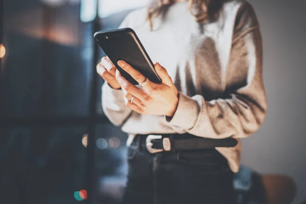 Meisje houdt van moderne smartphone in handen — Stockfoto