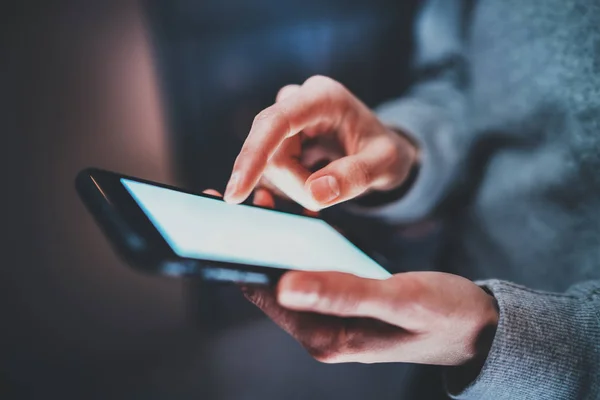 Mujer sosteniendo smartphone en las manos — Foto de Stock