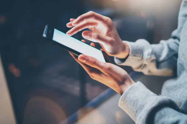 Dedo femenino apuntando en la pantalla del teléfono —  Fotos de Stock