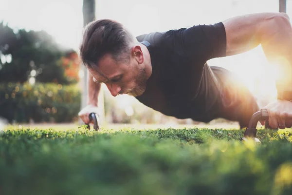 Atleta exercitando empurrar para cima fora — Fotografia de Stock