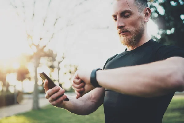 Gespierde bebaarde atleet controleren calorieën — Stockfoto