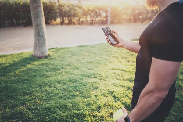 Atleet controleren trainingsprogramma op smartphone — Stockfoto