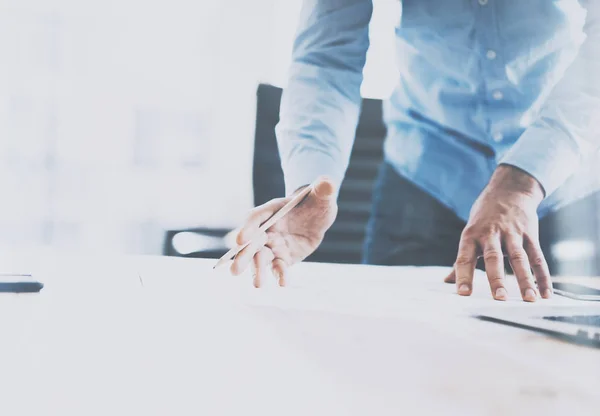 Homme d'affaires travaillant au bureau ensoleillé . — Photo