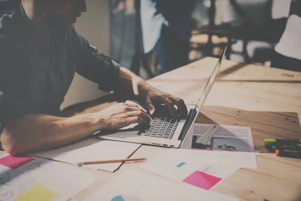 Giovani colleghi che lavorano insieme in ufficio . — Foto Stock