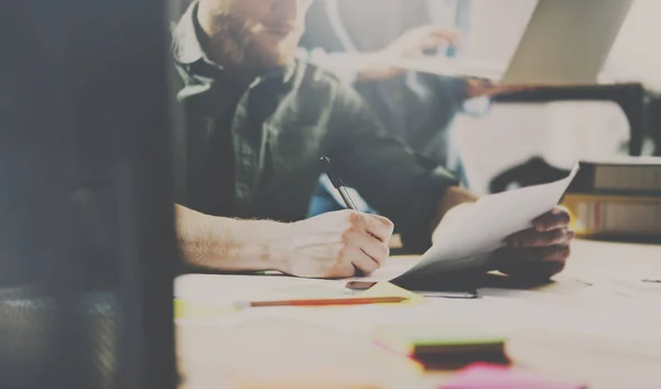 Homem barbudo trabalhando com projeto de startup — Fotografia de Stock