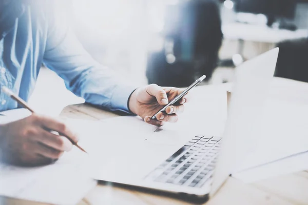 Homme d'affaires travaillant à table au bureau . — Photo