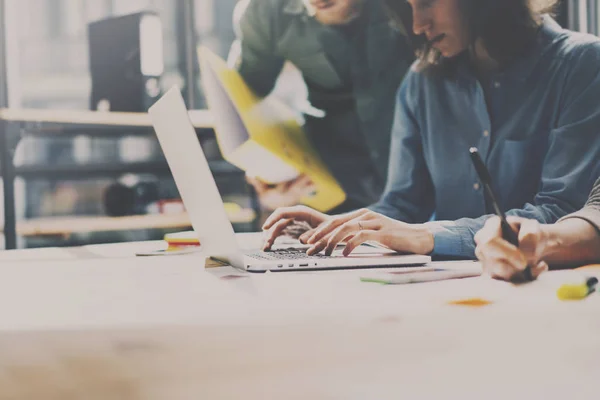 Gruppo di giovani collaboratori che lavorano insieme — Foto Stock