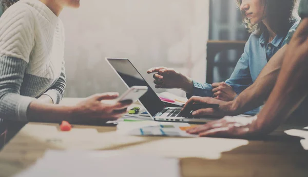 Junge Mitarbeiter arbeiten am Laptop — Stockfoto