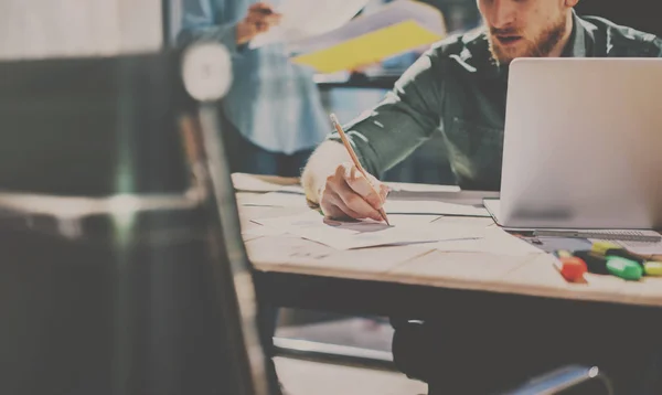 Homem barbudo trabalhando com projeto de startup — Fotografia de Stock