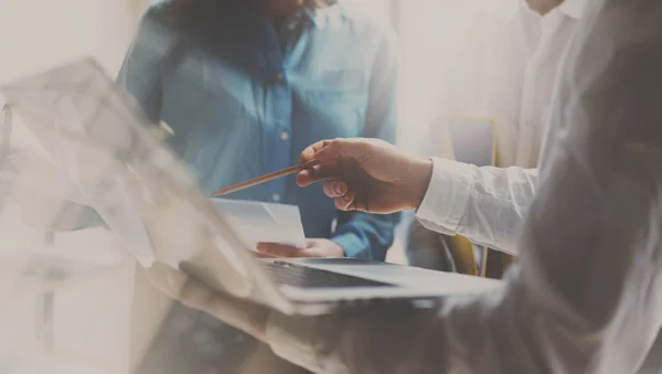 Colaboradores trabajando en un nuevo proyecto de startup . —  Fotos de Stock