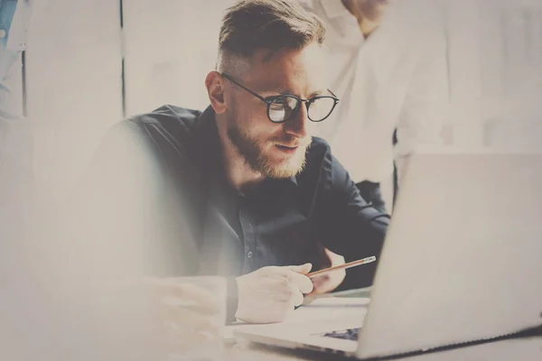 Man using laptop computer — Stock Photo, Image