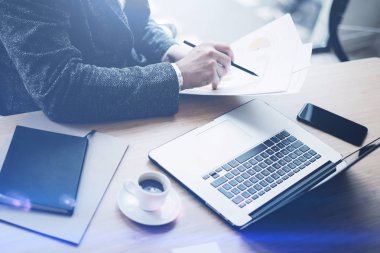 güneşli ofiste çalışan iş adamı.