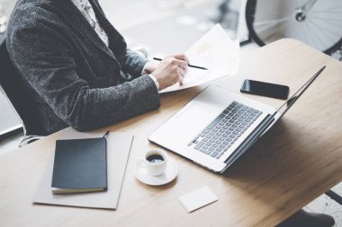 güneşli ofiste çalışan iş adamı.