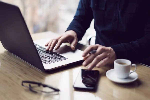 Zakenman werken met laptop — Stockfoto