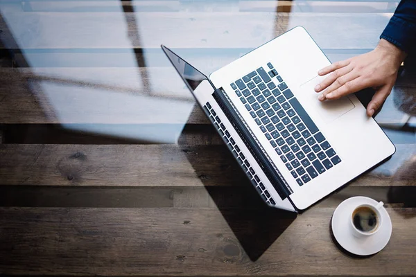 Defter iz üzerinde gösteren bir erkek el.