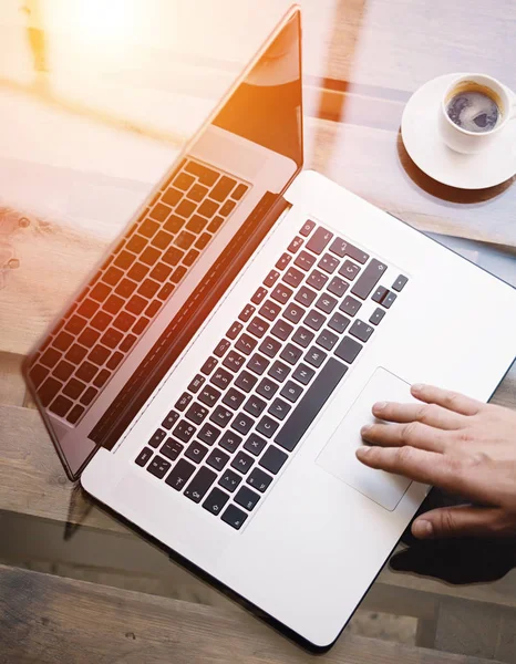 Mano masculina apuntando en trackpad portátil . — Foto de Stock