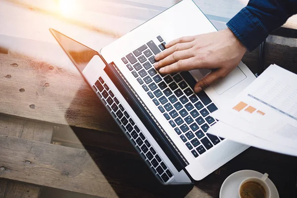 Geschäftsmann arbeitet im sonnigen Büro. — Stockfoto