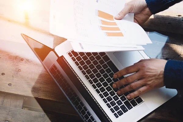 Geschäftsmann arbeitet im sonnigen Büro. — Stockfoto