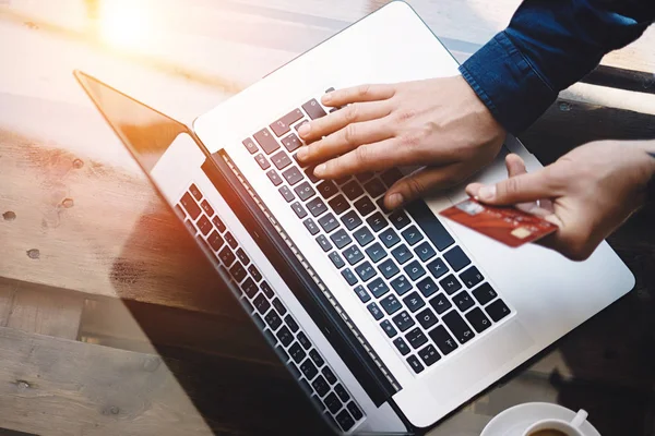 Geschäftsmann mit Laptop — Stockfoto