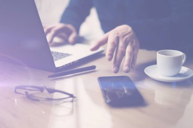 Smartphone cep telefonu ile işadamı işaret parmağı 