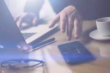 Smartphone cep telefonu ile işadamı işaret parmağı