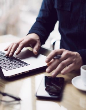 Modern loft ofiste çalışan iş adamı