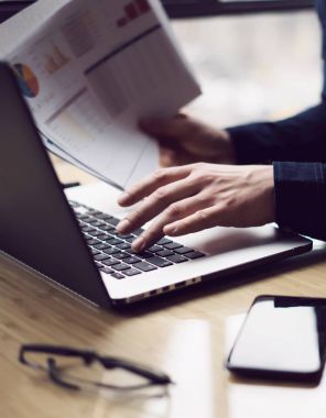 Laptop güneşli ofisinde çalışan iş adamı 
