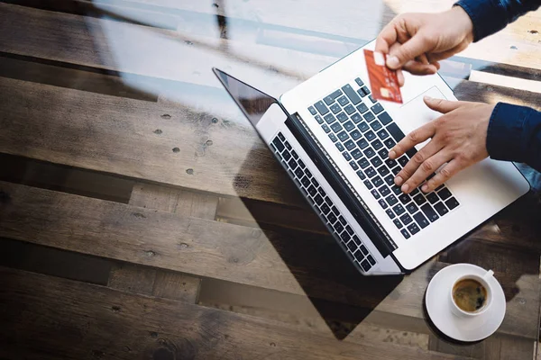 Biznesmen posiadania karty kredytowej i za pomocą laptopa — Zdjęcie stockowe