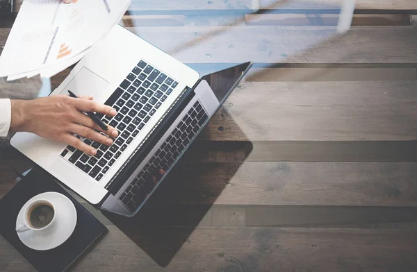 Man aan het werk met de laptop op kantoor. — Stockfoto