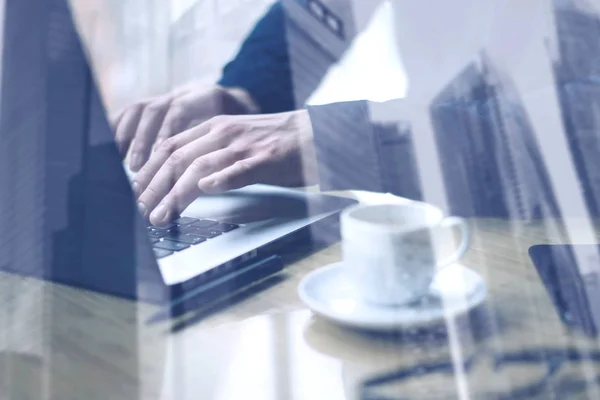 Empresário trabalhando em escritório moderno. — Fotografia de Stock