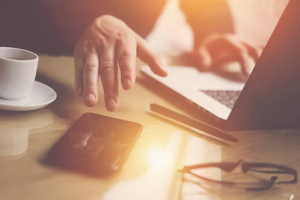 Geschäftsmann zeigt mit dem Finger auf Smartphone — Stockfoto