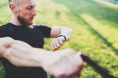 kas atlet dışarıda egzersiz yapıyor  