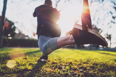 güneşli parkta egzersiz genç atlet 