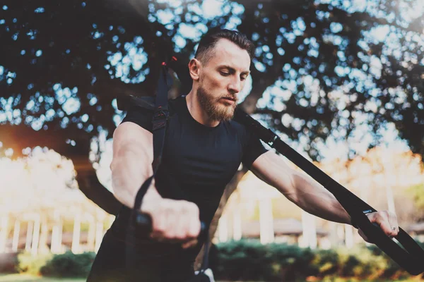 Athlete exercising  in sunny park. — Stock Photo, Image