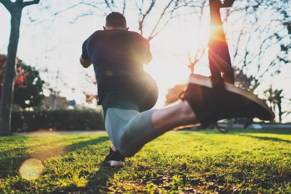 Jovem atleta exercitando no parque ensolarado — Fotografia de Stock
