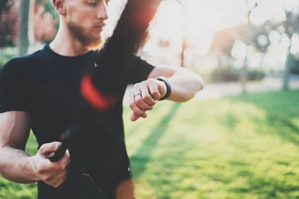 Muscular athlete doing exercising outside — Stock Photo, Image