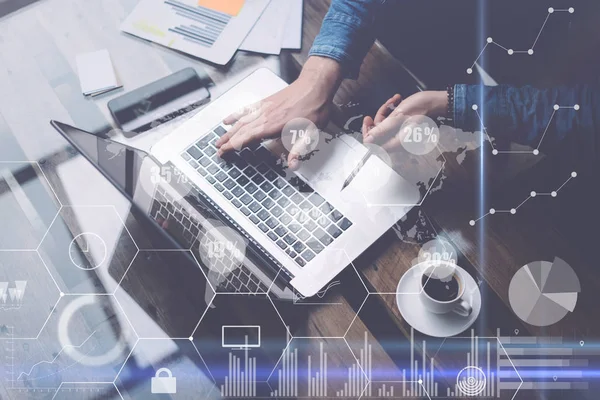 Mann arbeitet mit Laptop im Büro. — Stockfoto