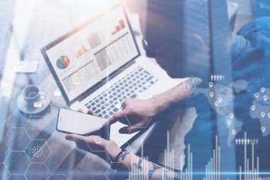 Ofis dizüstü bilgisayar üzerinde çalışan bir iş adamı. M