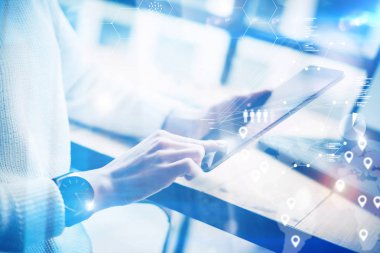 işkadını modern mobil tablet kullanma   