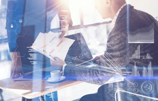 Businessman showing documents — Stock Photo, Image