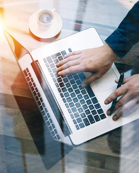 Homme travaillant sur ordinateur portable au bureau ensoleillé . — Photo